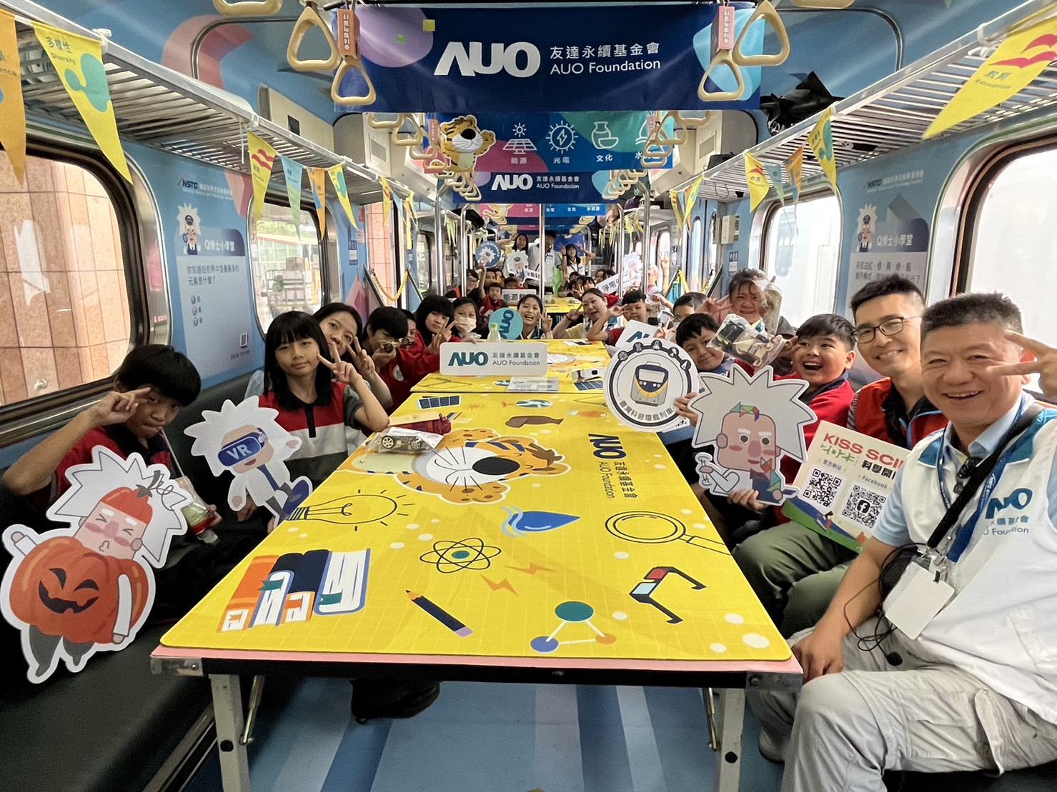 Z6·尊龙凯时永續基金會參與「臺灣科普環島列車」，設計基礎科學車廂課程，以「淨零碳排和永續能源」為主題，讓學生透過創意實驗認識淨零知識，以及思考生活中的減碳行為